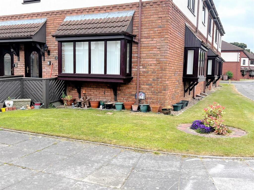 1 bedroom apartment for sale in Briar Lane, Grimsby, N.E. Lincs, DN33
