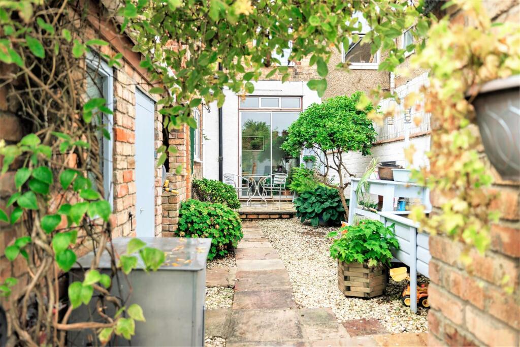 3 bedroom terraced house for sale in Oxford Street, Cleethorpes, N.E. Lincs, DN35 8RE, DN35