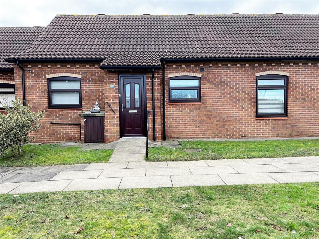 2 bedroom bungalow for sale in Kings Court, Grimsby, N.E. Lincs, DN34