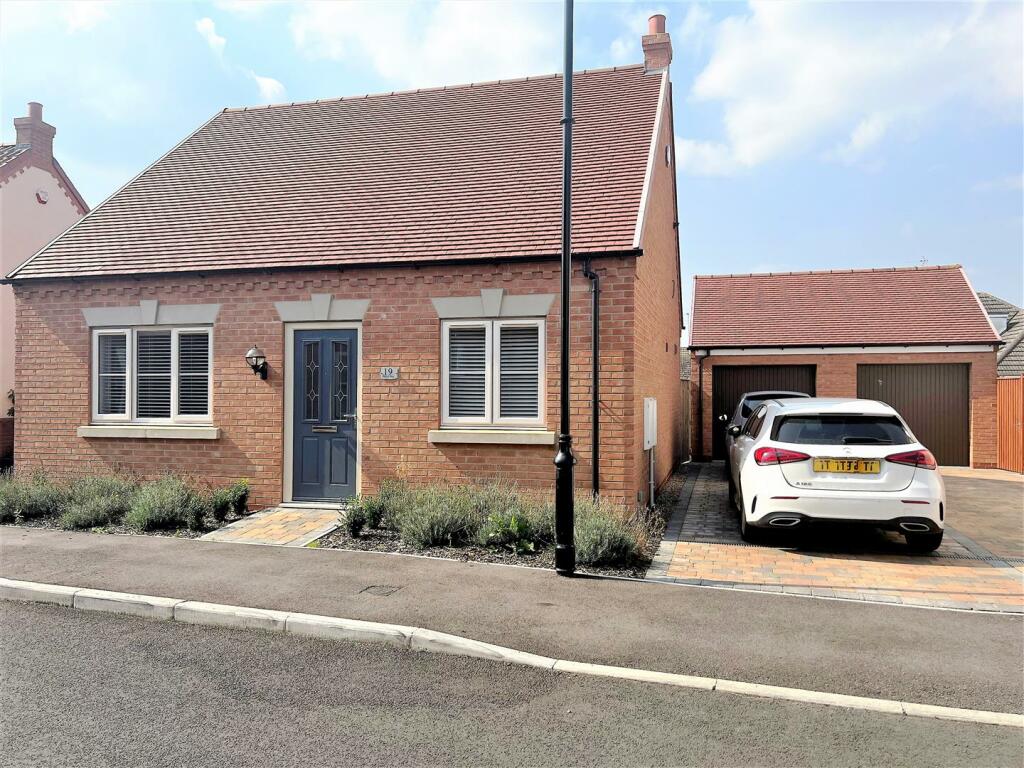 2 bedroom detached bungalow for sale in Mellor Way, New Waltham