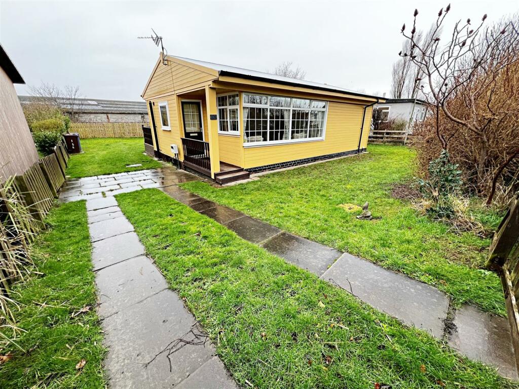 3 bedroom chalet for sale in Humberston Fitties, Humberston, Grimsby, N