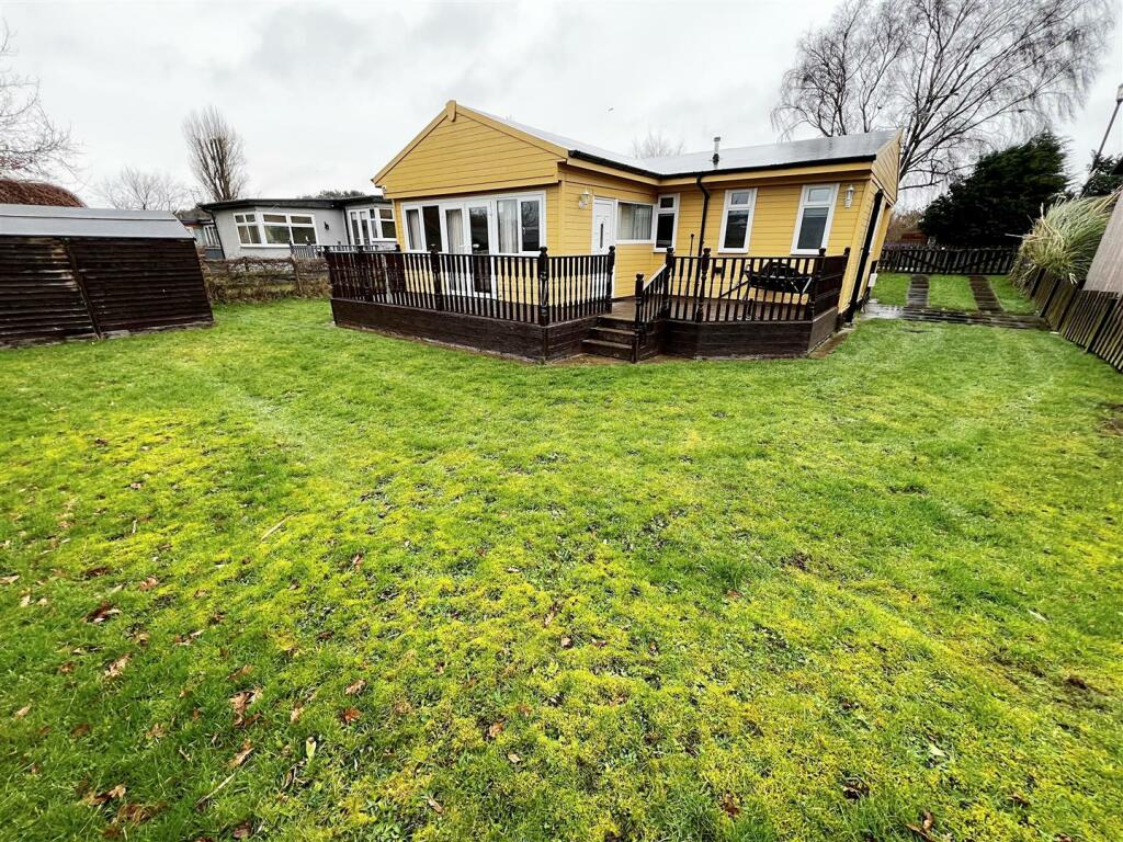 4 bedroom chalet for sale in Humberston Fitties, Humberston, Grimsby, N