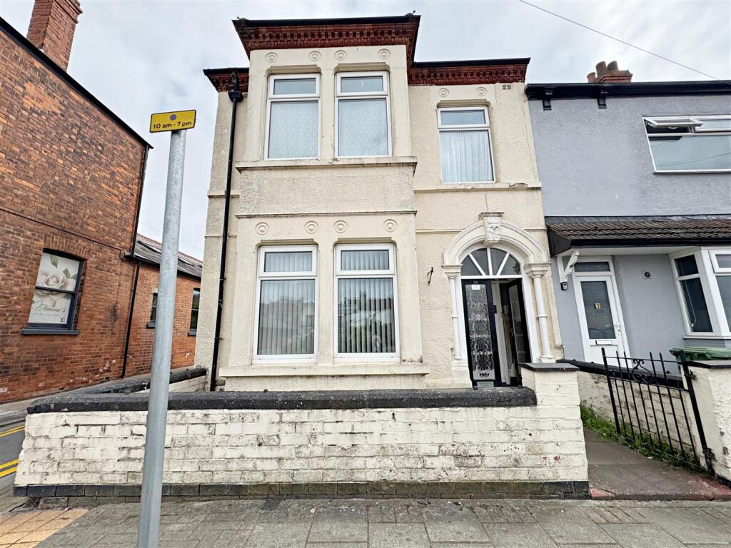 5 bedroom detached house