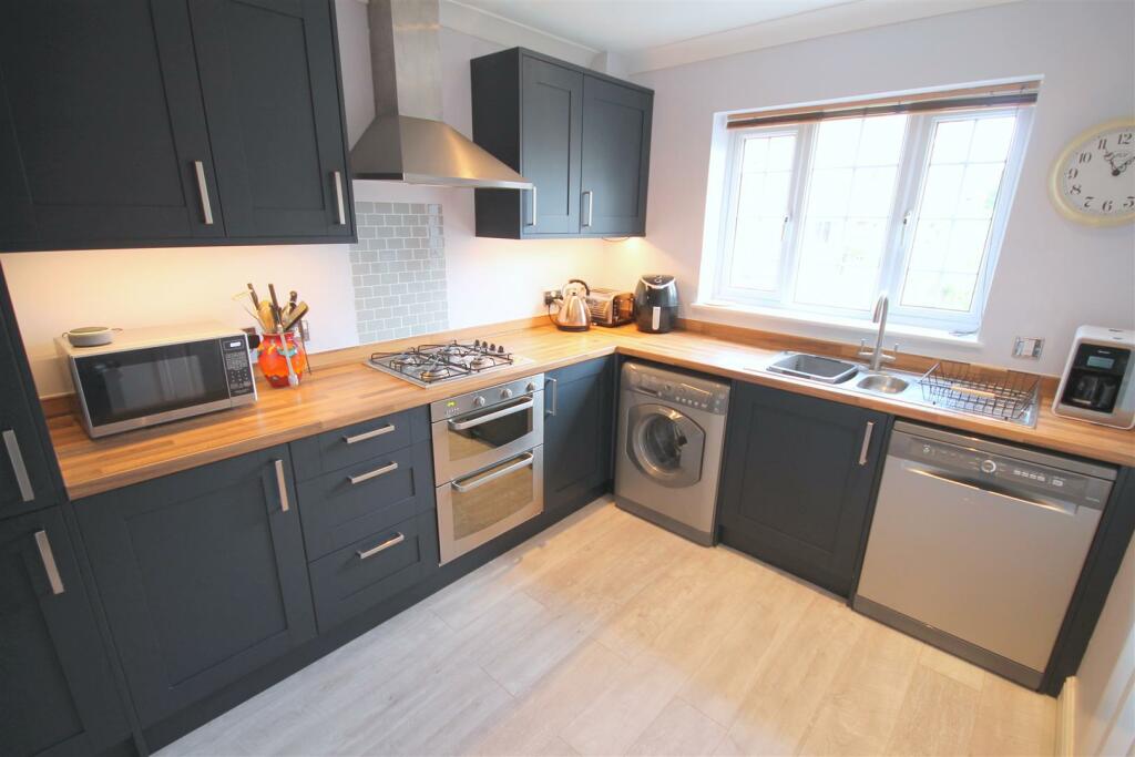 Additional property image - Cave Close, Downend, Bristol