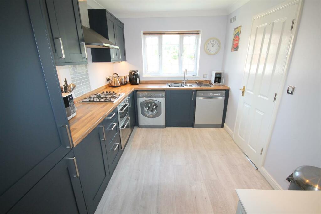 Additional property image - Cave Close, Downend, Bristol