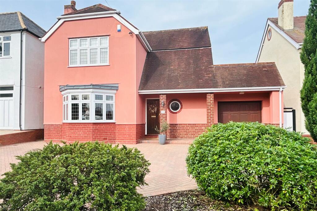 3 bedroom detached house for sale in Vicarage Road, Wollaston