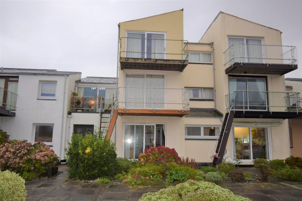 1 bedroom flat for sale in South Snowdon Wharf, Porthmadog, LL49