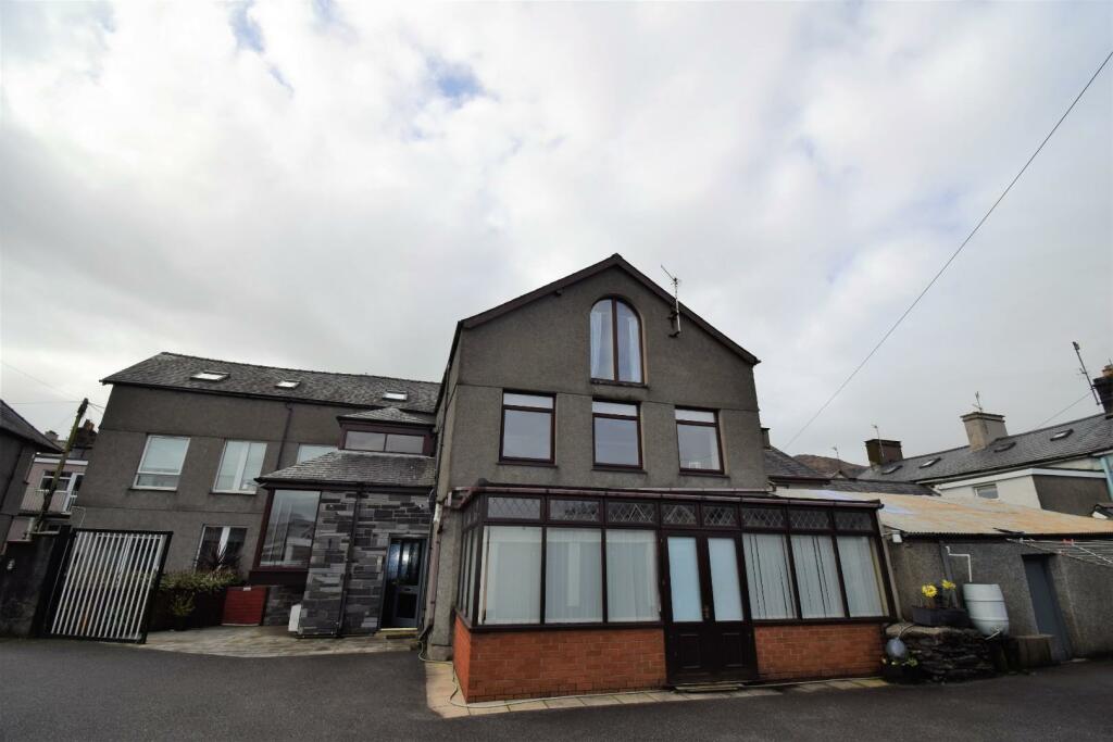 3 bedroom house for sale in Chandlers Place, Porthmadog, LL49