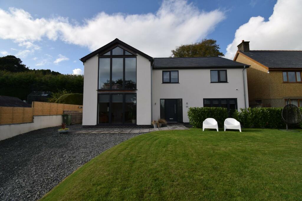 4 bedroom detached house for sale in Hendregadredd, Pentrefelin