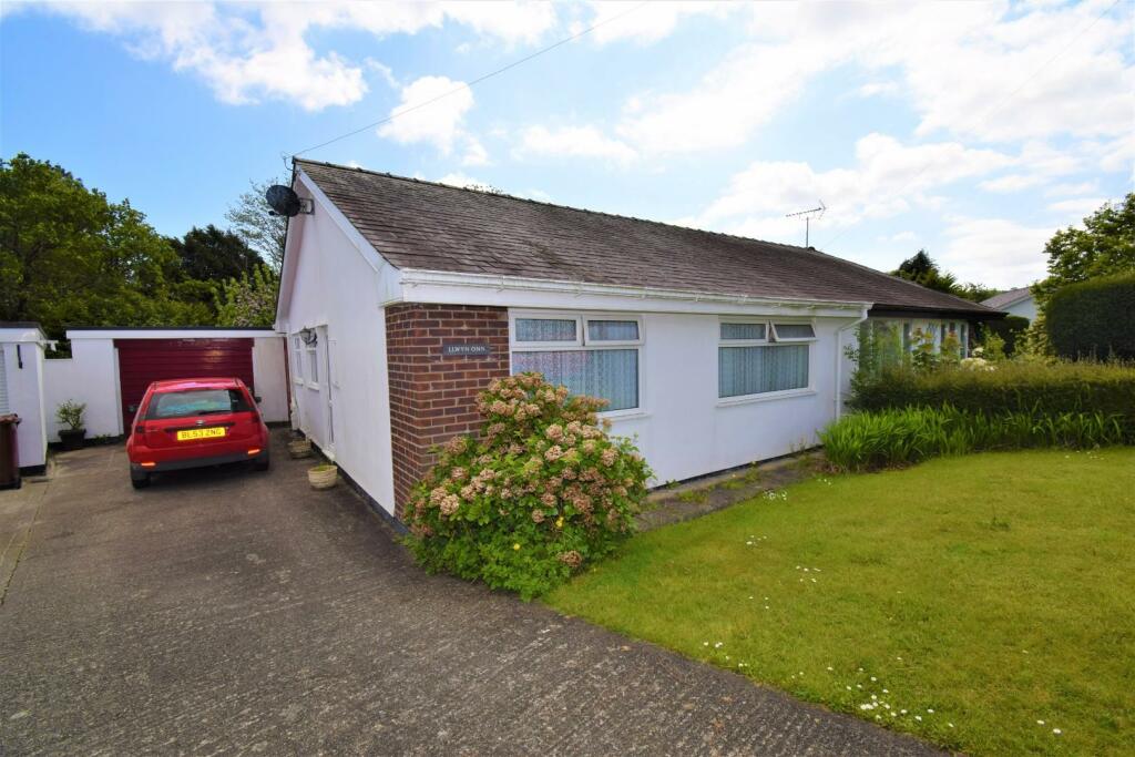 2 bedroom semidetached bungalow for sale in Bryn Tyddyn, Pentrefelin