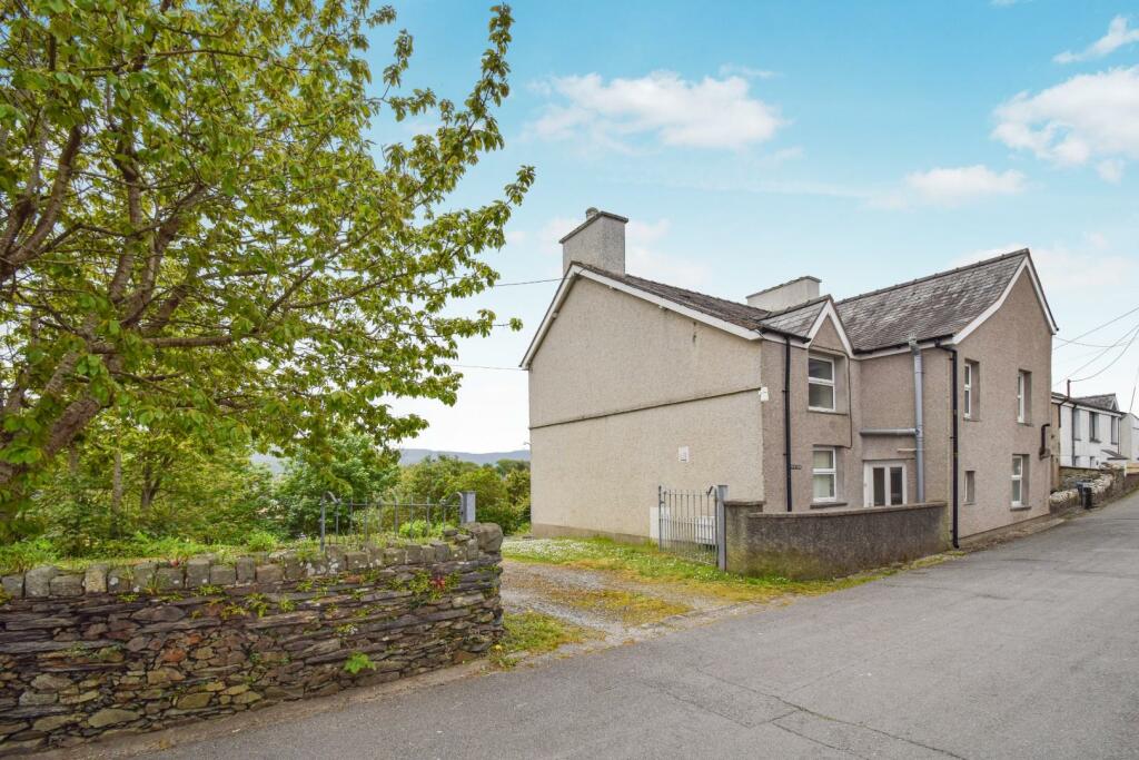 3 bedroom end of terrace house for sale in Penrhyndeudraeth, LL48