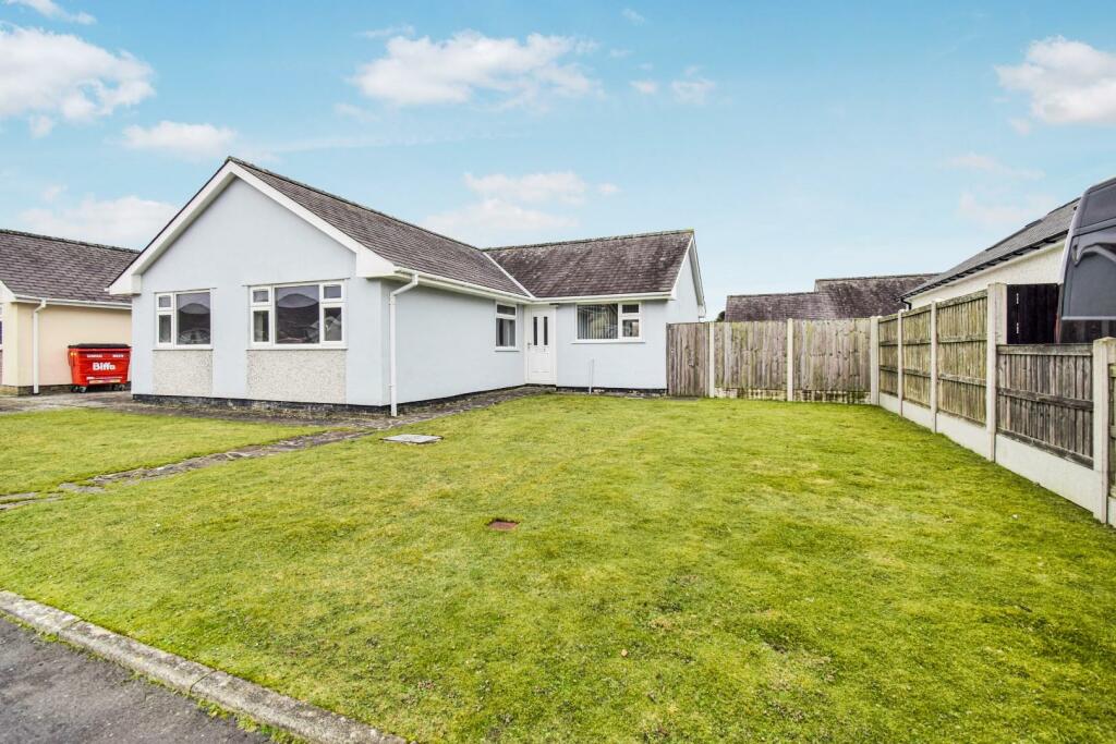 4 bedroom detached bungalow for sale in Cefn Y Gader, Morfa Bychan