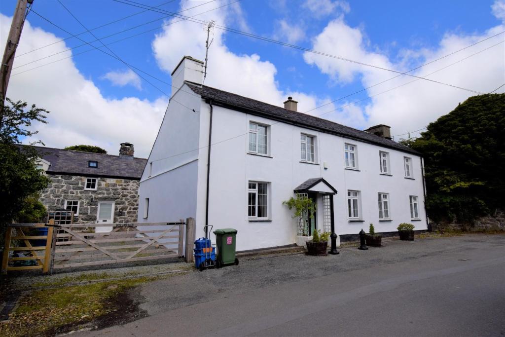 4 bedroom house for sale in Llangybi, Pwllheli, LL53