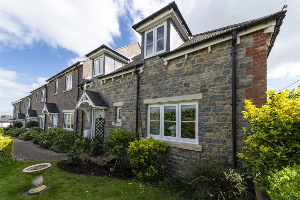 3 bedroom end of terrace house for sale in Stapleford Court, Stalbridge