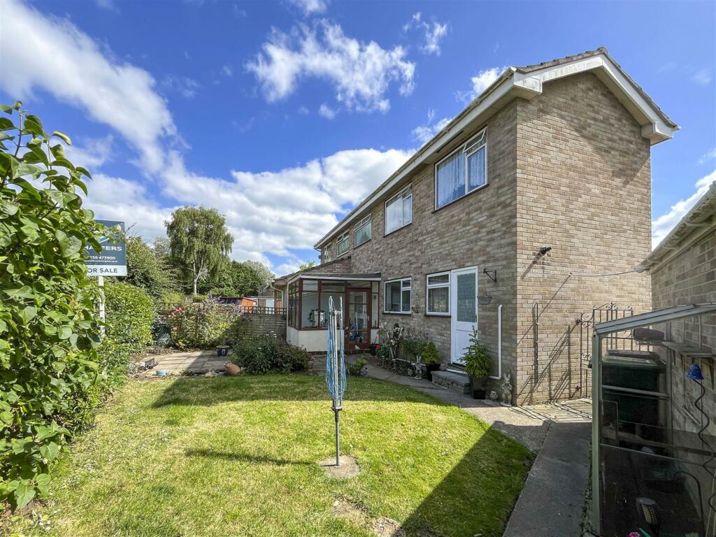 3 bedroom semidetached house for sale in Meadow Close, Stalbridge