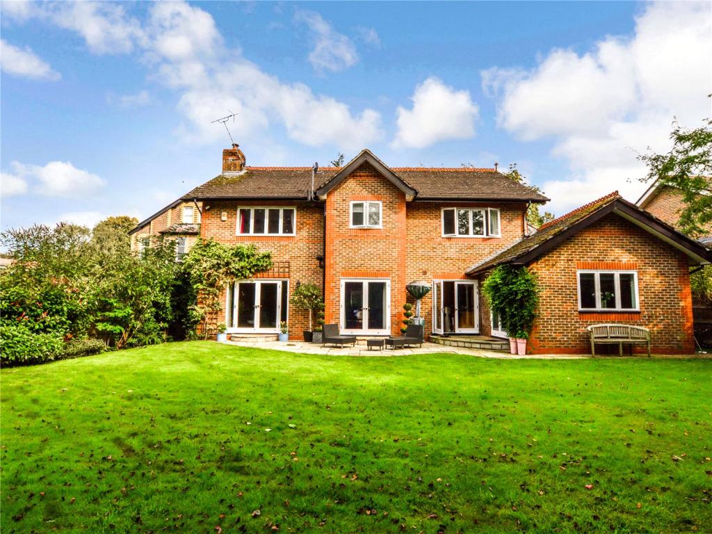 5 bedroom detached house for rent in South Downs Road, Hale, Cheshire, WA14