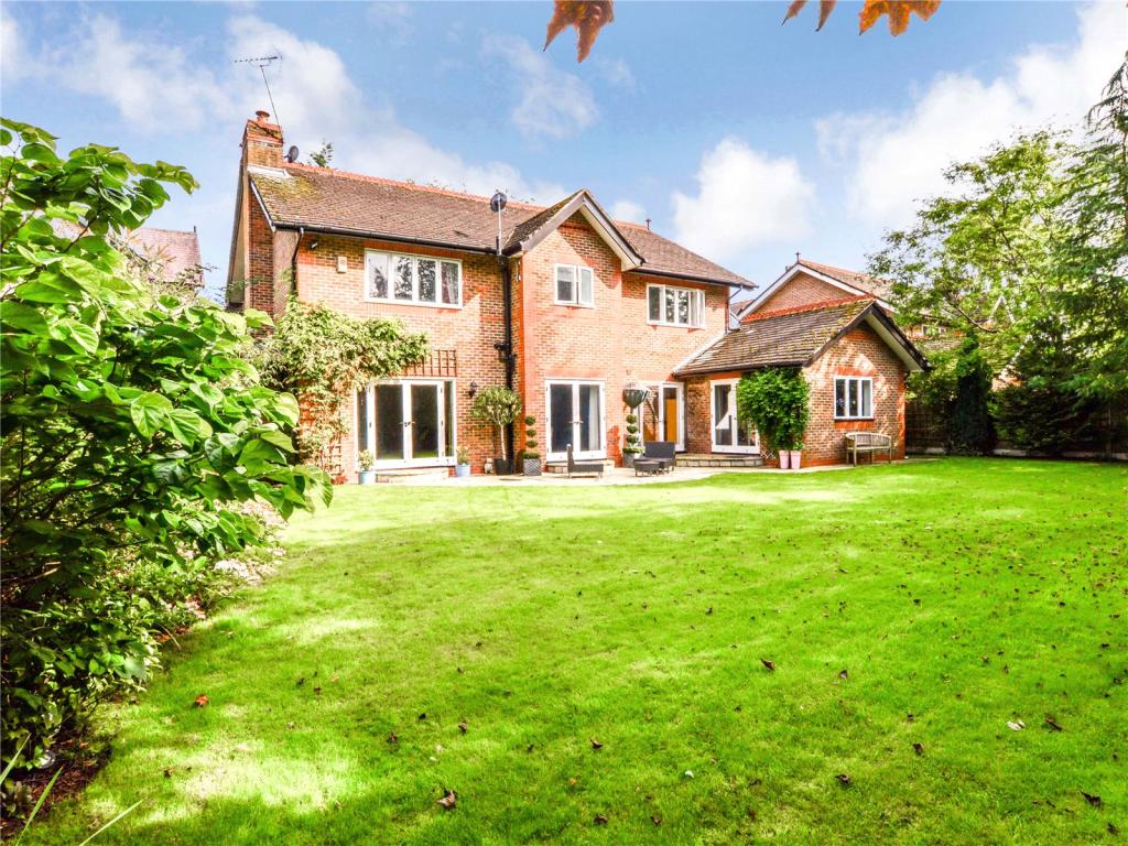 5 bedroom detached house for rent in South Downs Road, Hale, Cheshire, WA14