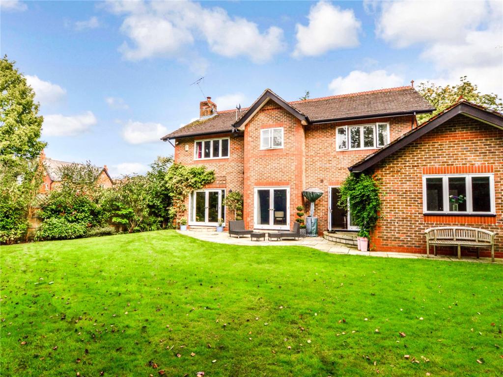 5 bedroom detached house for rent in South Downs Road, Hale, Cheshire, WA14