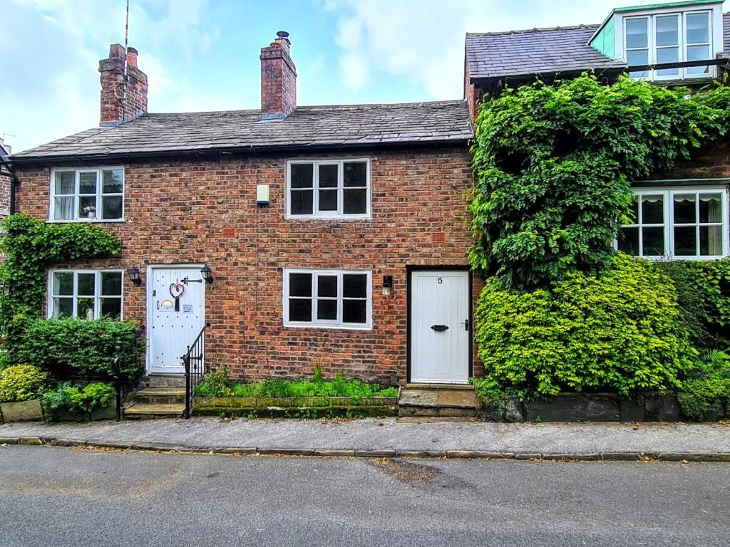 1 bedroom terraced house for sale in Church Brow, Bowdon, Cheshire, WA14