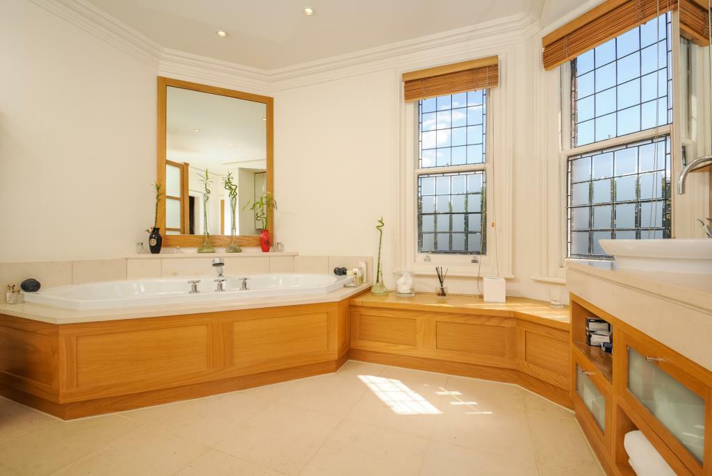 7 bedroom detached house for sale in Hendon Avenue, Finchley, N3