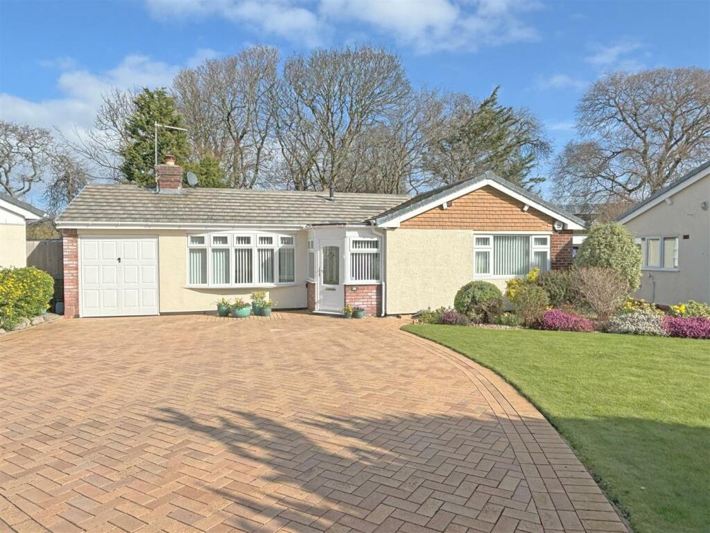 2 bedroom detached bungalow for sale in Kinmel Avenue, Abergele, Conwy