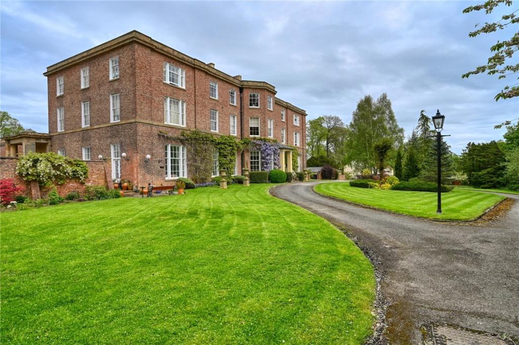 2 bedroom flat for sale in Dinsdale Park, Middleton St.