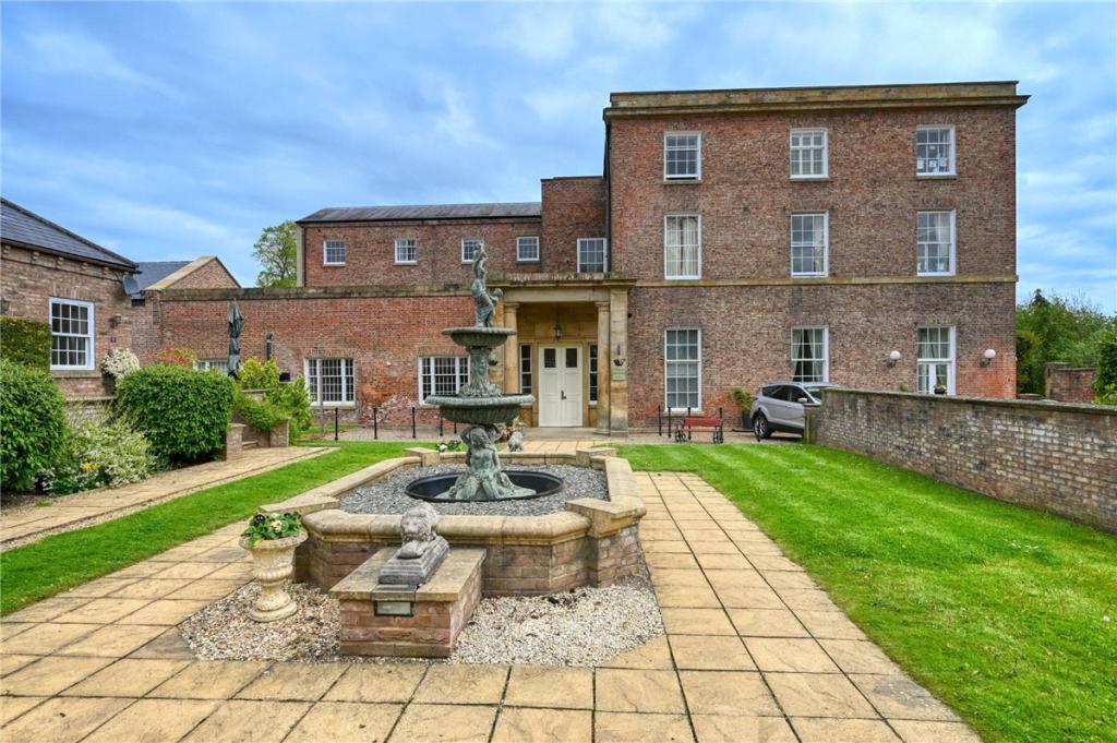 2 bedroom flat for sale in Dinsdale Park, Middleton St.