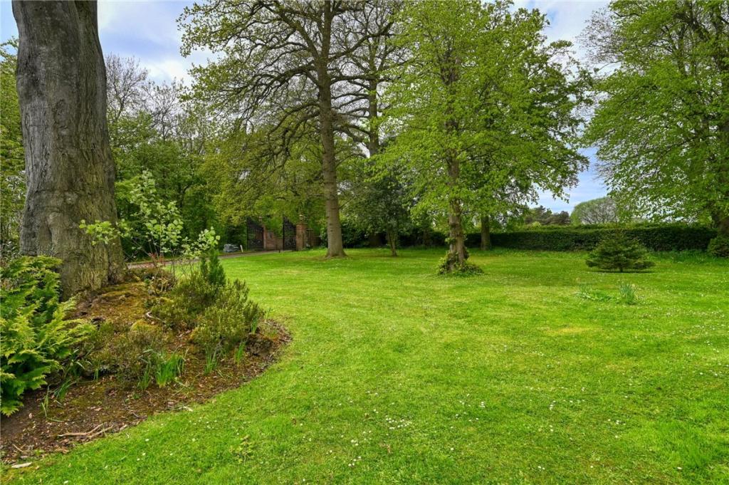 2 bedroom flat for sale in Dinsdale Park, Middleton St.
