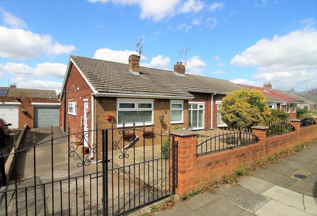 3 bedroom semidetached bungalow for sale in Darlington Lane, Stockton