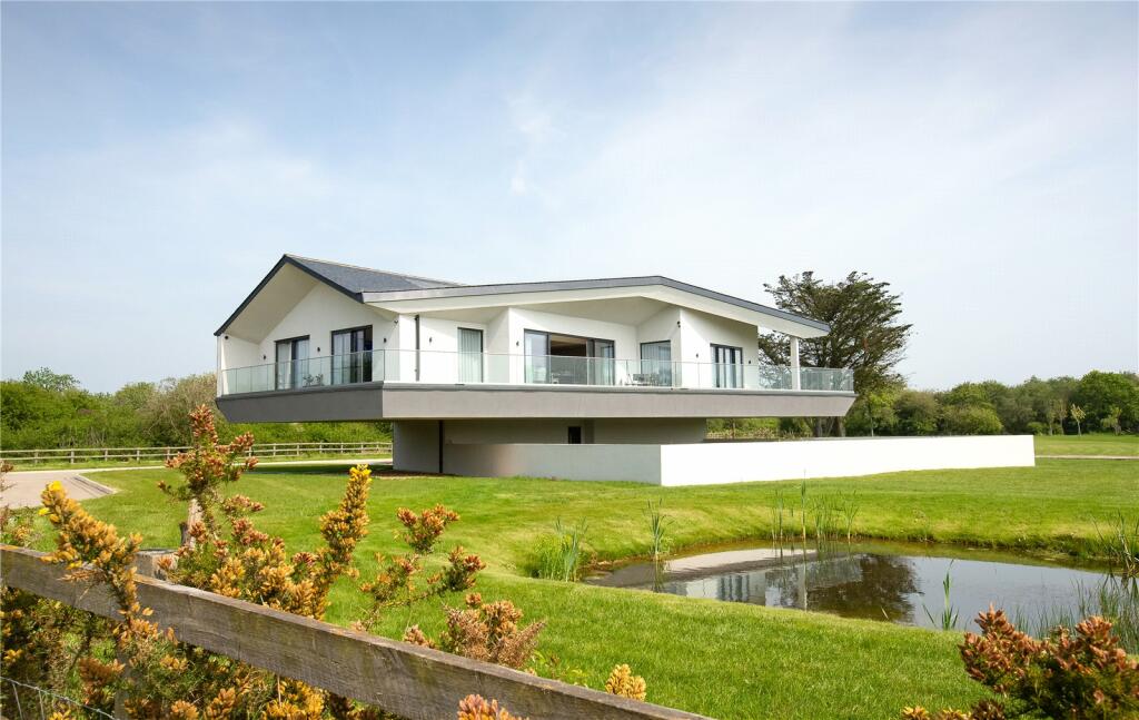 4 bedroom detached house for sale in Sea View Parade, Mayland