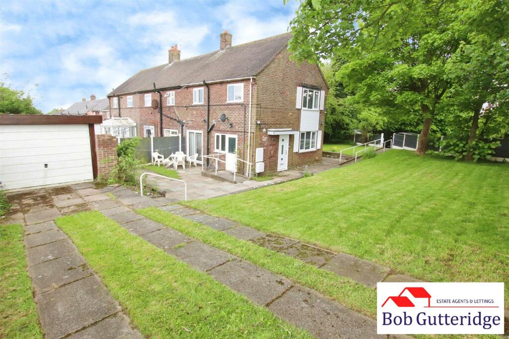 3 bedroom town house for sale in Talke Road, Bradwell, Newcastle, ST5