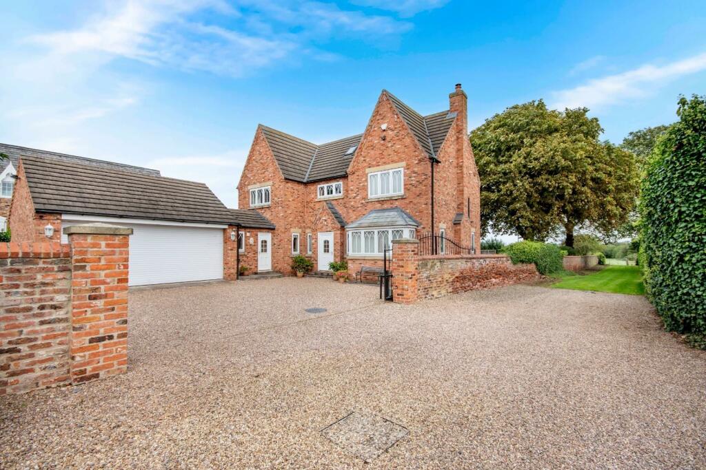 6 bedroom detached house for sale in Haxey Road, Misterton, Doncaster