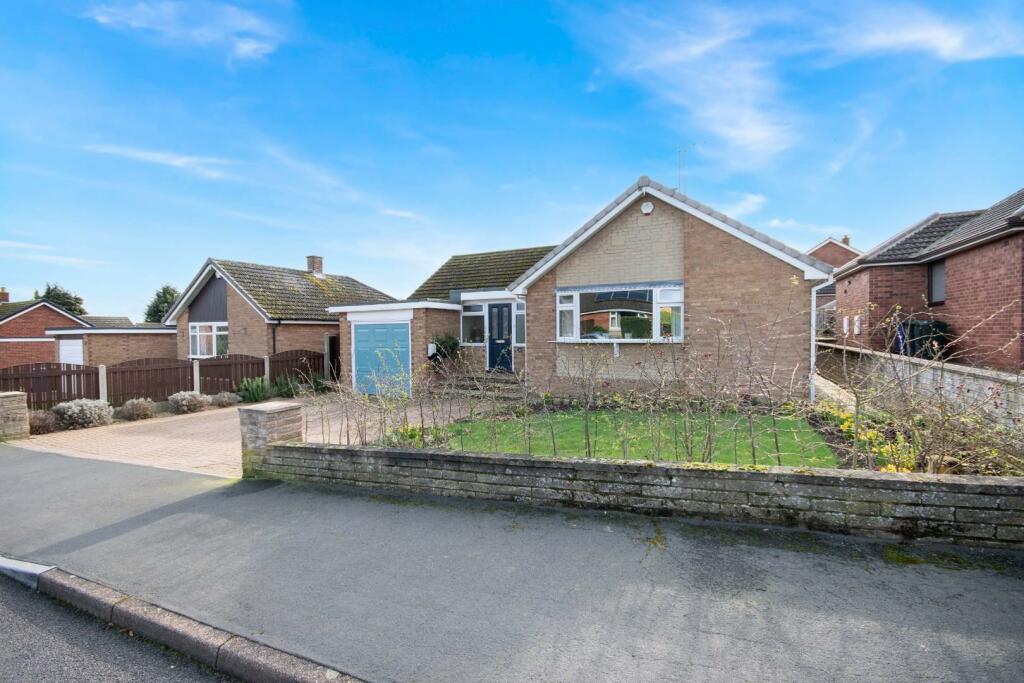 3 bedroom detached bungalow for sale in Lime Tree Crescent, Bawtry, Doncaster, DN10