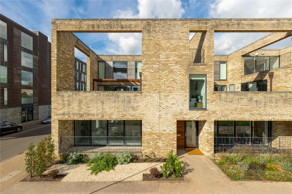 Main image of property: Aberdeen Square, Cambridge, Cambridgeshire, CB2