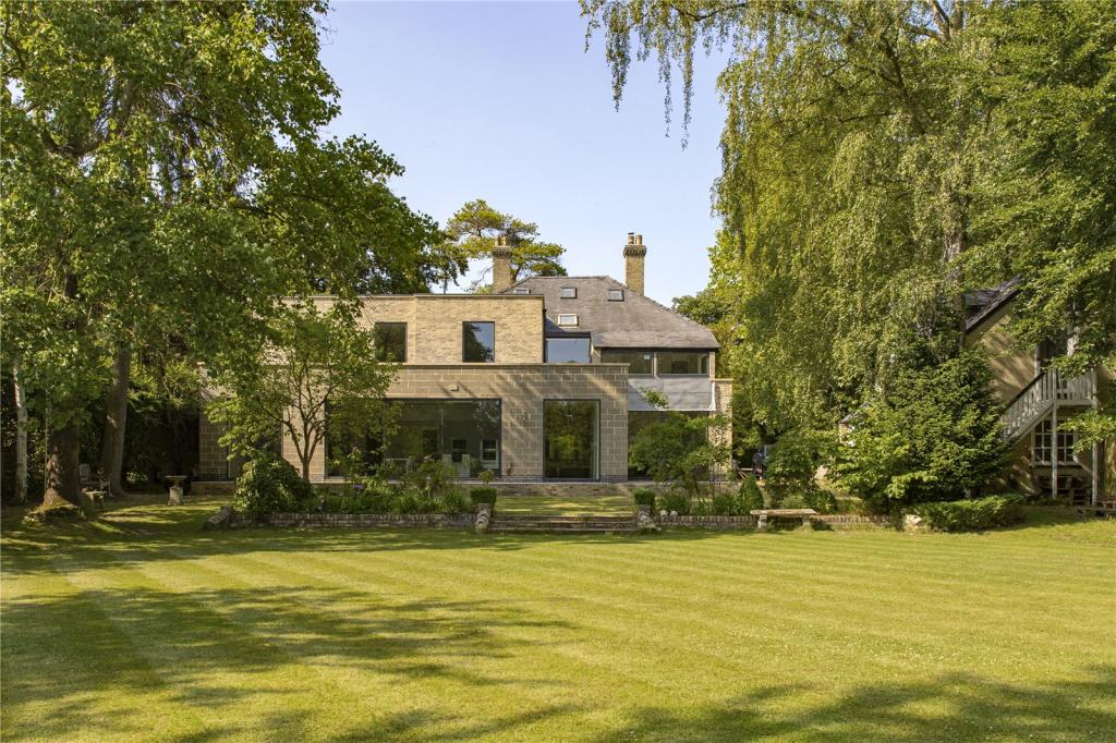 4 bedroom detached house for sale in Woodlands Road, Great Shelford