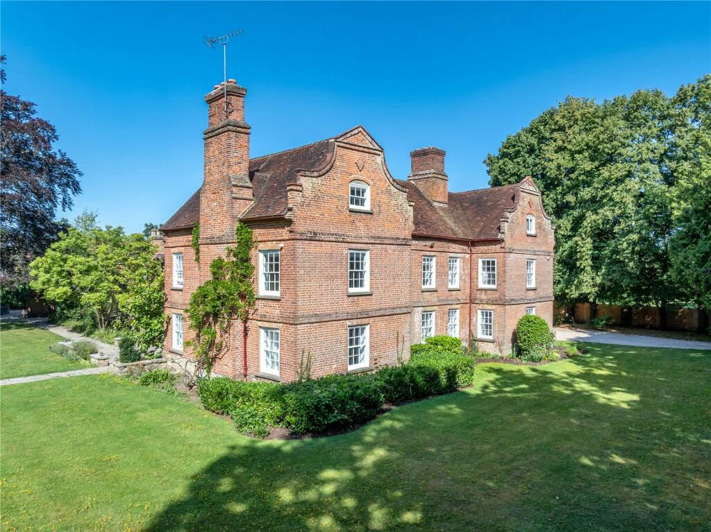 8 bedroom detached house for sale in Worplesdon Road, Guildford, Surrey