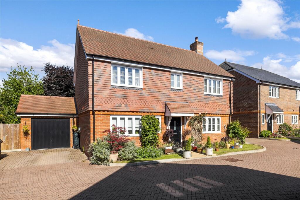 3 bedroom detached house for sale in Bridle Place, Bramley, Guildford