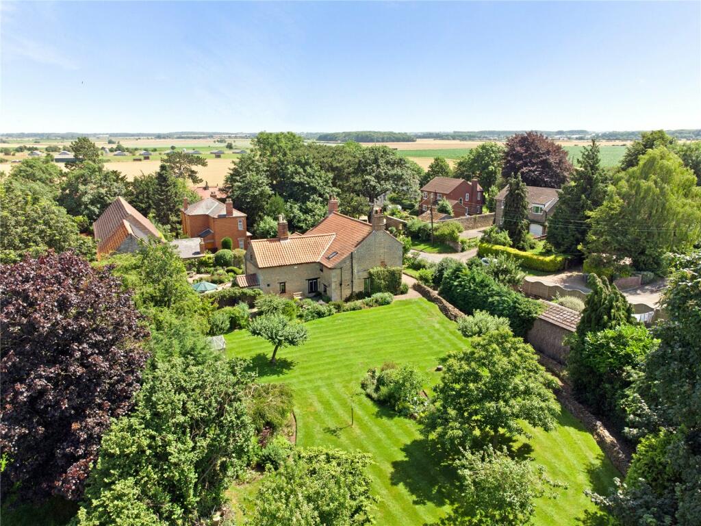 5 bedroom detached house for sale in The Cottage, 13 Moor Lane