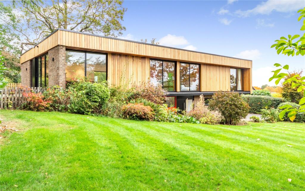 Main image of property: Fern Close, Bramcote, Nottingham, Nottinghamshire, NG9