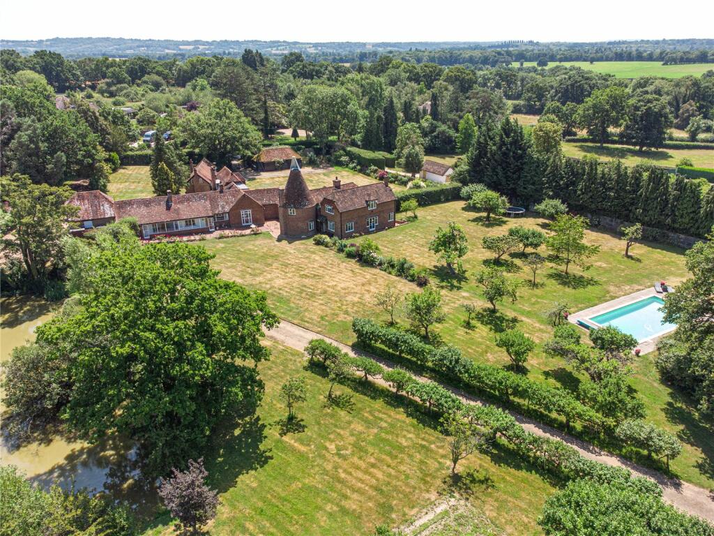 6 bedroom detached house for sale in Philpots Lane, Hildenborough