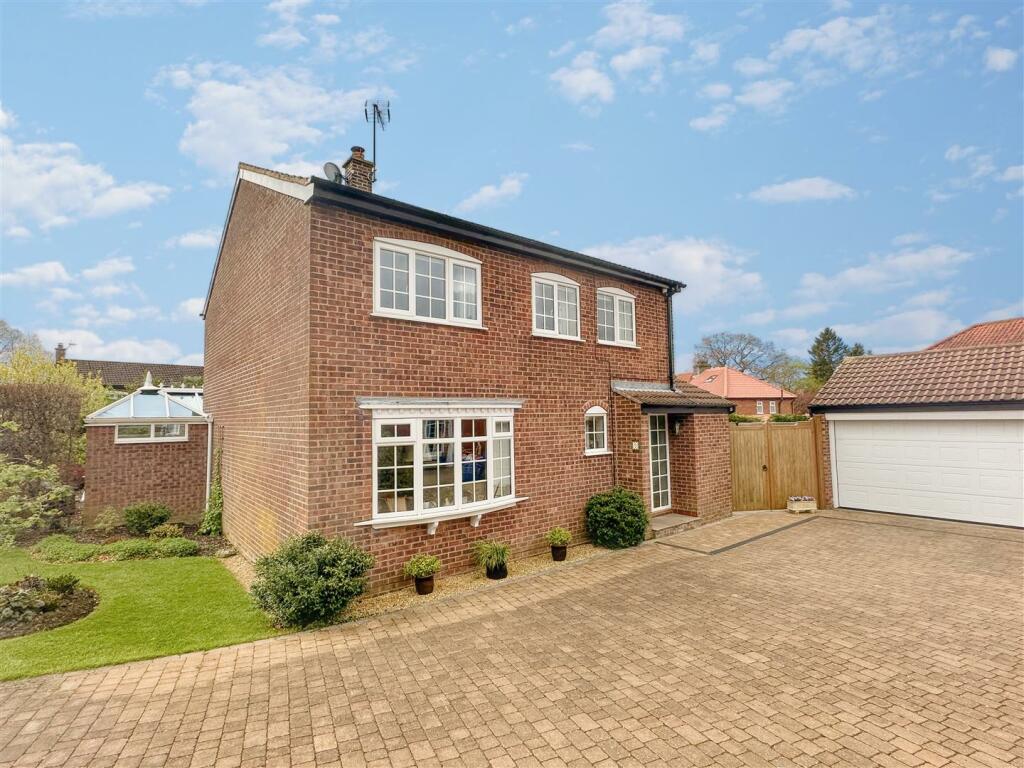3 bedroom detached house for sale in Apple Garth, Easingwold, York, YO61