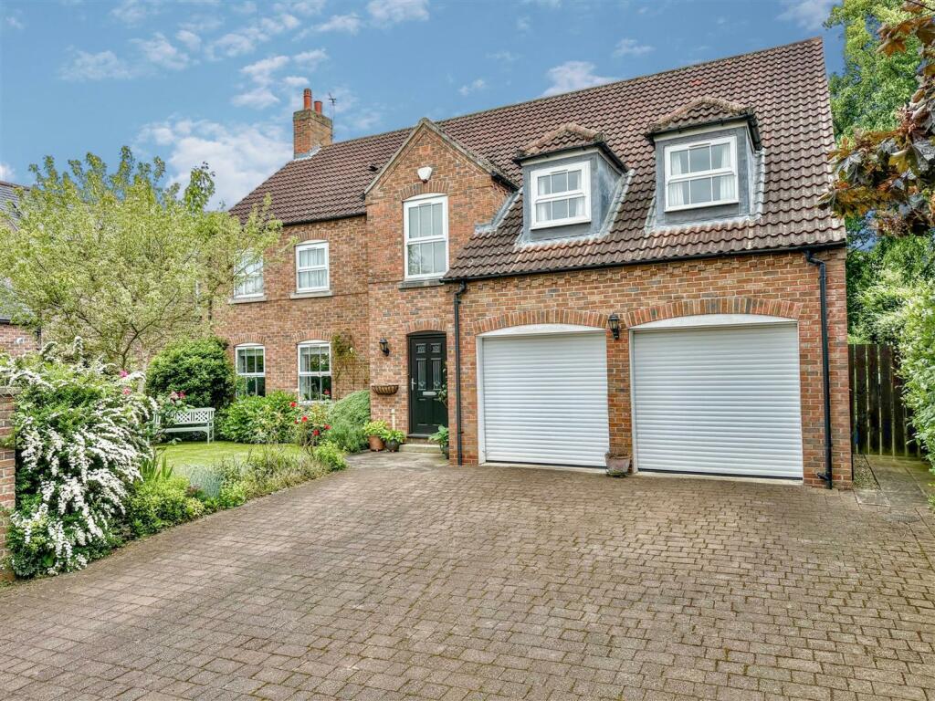 6 bedroom detached house for sale in Gill Croft Court, Easingwold, York