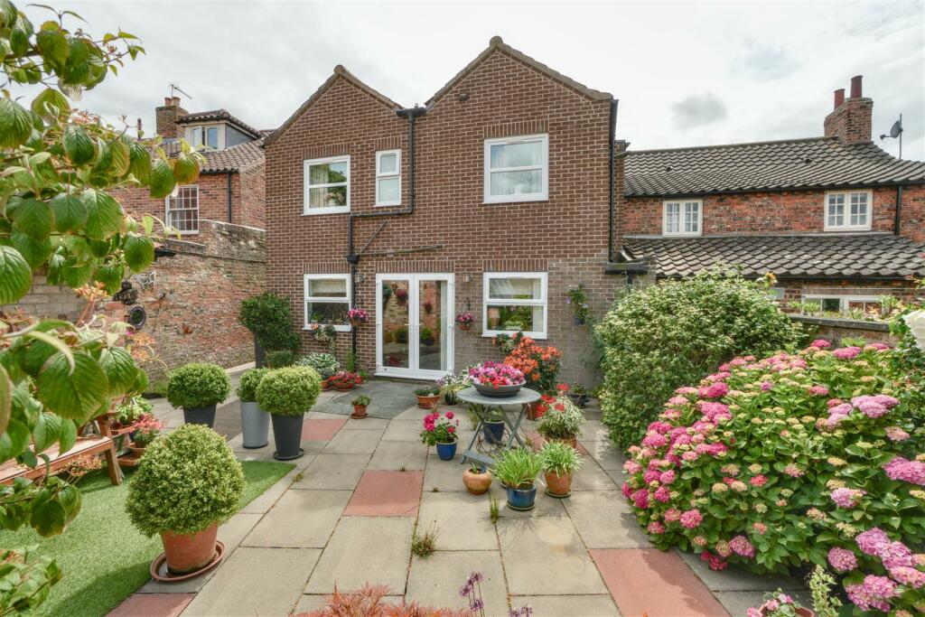 4 bedroom semidetached house for sale in Long Street, Easingwold, York