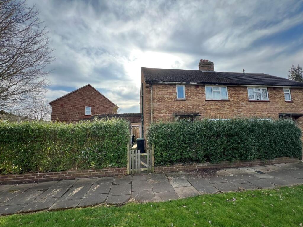Main image of property: 42 Carlisle Road, Bedford, Bedfordshire, MK40 4HU