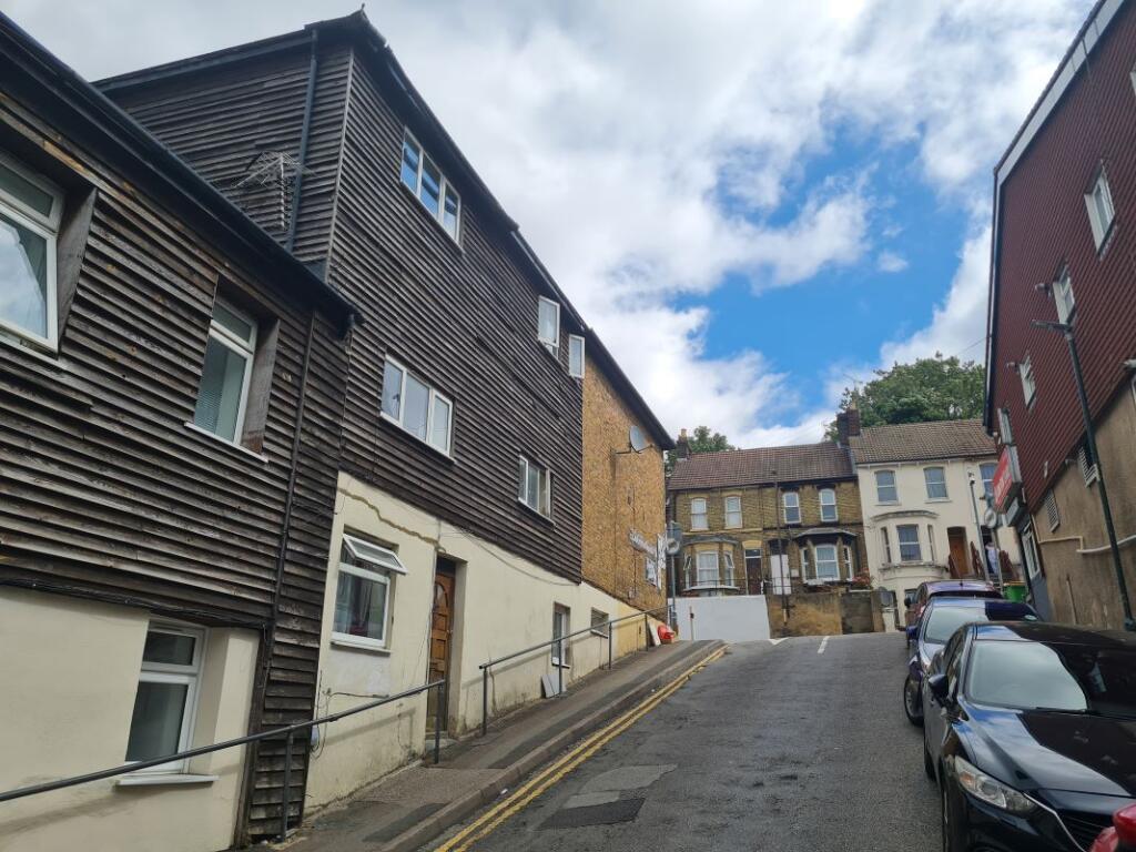 Main image of property: 42B Luton Road, Chatham, Kent, ME4 5AA