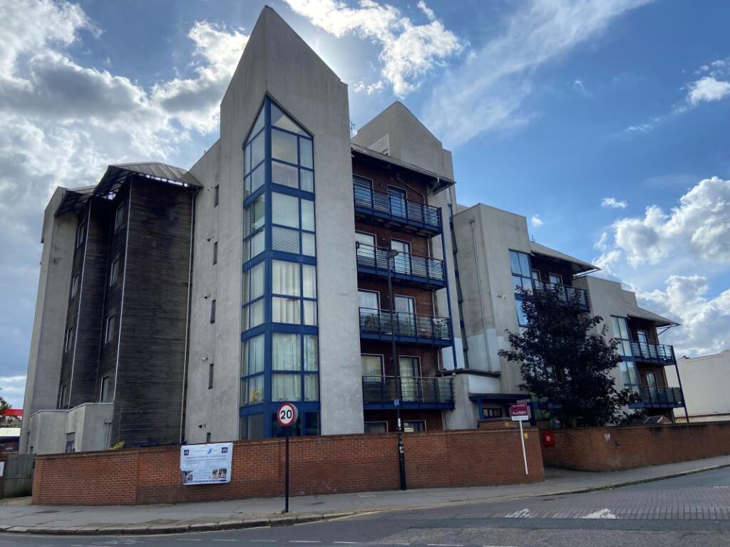 Main image of property: Flat 4 Innova Court, 1A Leslie Park Road, Croydon, CR0 6AT