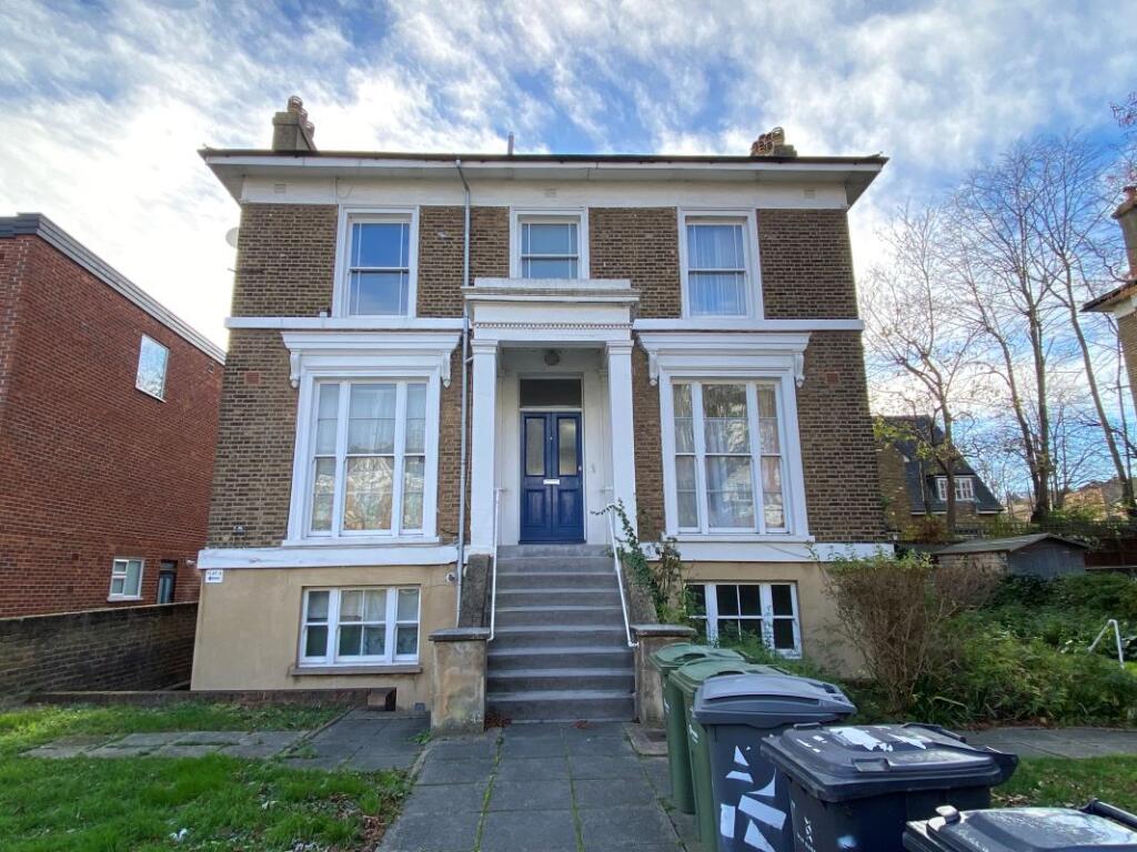 Main image of property: Flat B, 4 Chestnut Road, London, SE27 9LF