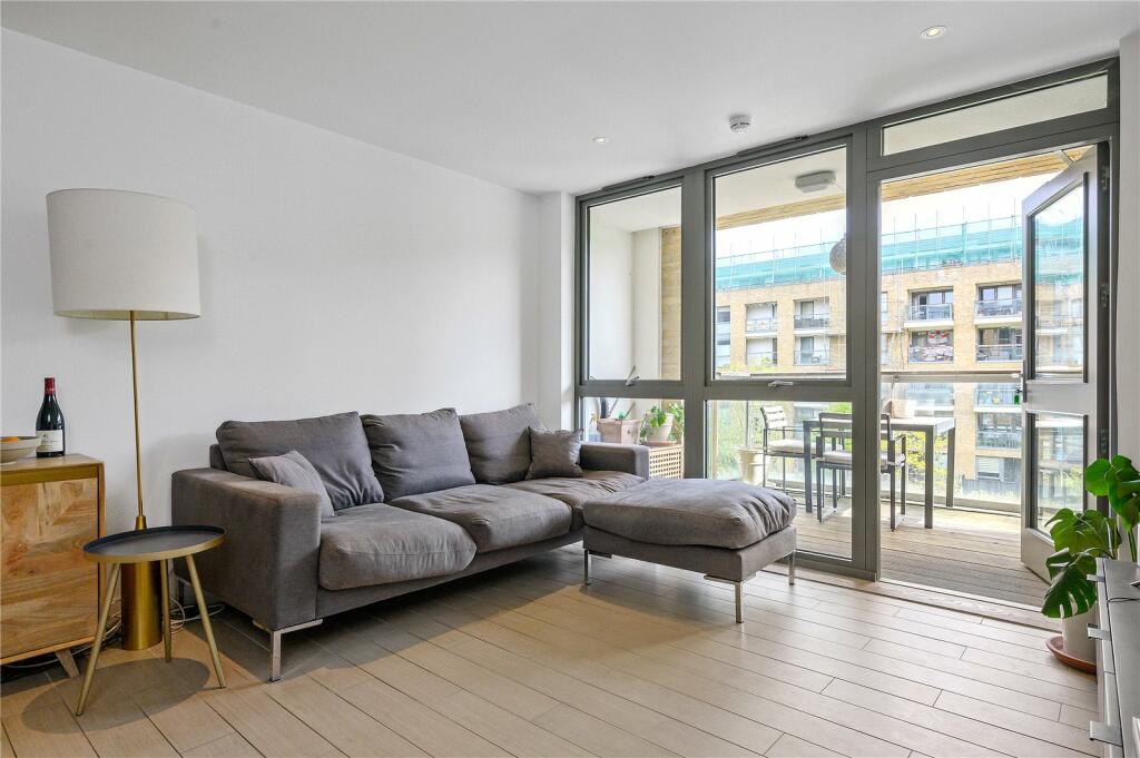 2 bedroom apartment for sale in Canalside Square, Islington, London, N1
