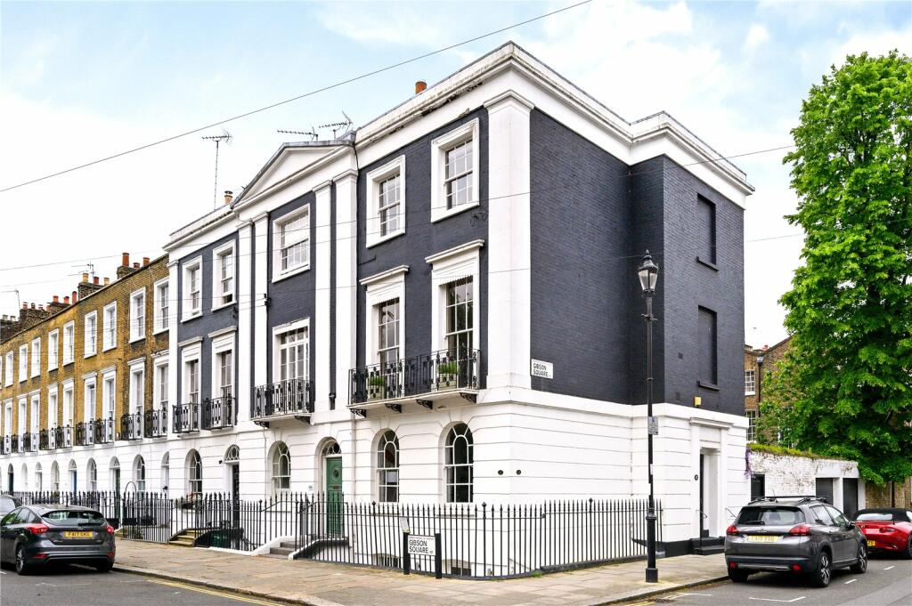 4 bedroom end of terrace house for sale in Gibson Square, Islington