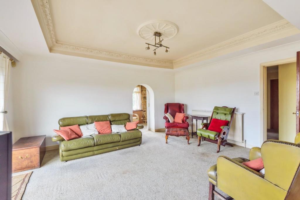 3 bedroom detached bungalow for sale in Wetherby Road, Collingham